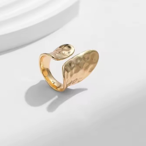 Sculpted Gold Ring - Picture 4 of 11